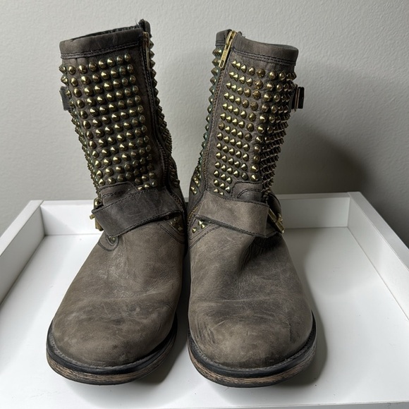 Steve Madden Monica Distressed Grey Leather Studded Biker Boots Women's Size 11 - Picture 2 of 9
